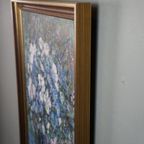 Schilderij Met Een Stilleven Van Een Vaas Met Blauwe En Witte Bloemen thumbnail 7