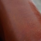 Mooie Tijdloze Schapenleren Clubfauteuil In Een Warme Diepe Kleur En Afgewerkt Met Zwarte Biezen thumbnail 13