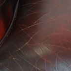 Klassieke En Luxe Rode Rundleren Chesterfield Clubfauteuil In Engelse Stijl Met Siernagels thumbnail 16