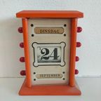 Eeuwigdurende Houten Tafel Kalender Oranje thumbnail 2