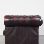 Waanzinnig Gekleurde Donkerrood Gevlamde En Comfortabele Rundleren 2.5 Zits Chesterfield Bank thumbnail 5