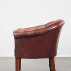 Zeer Luxe Rundleren Rode Chesterfield Clubfauteuil Met Een Sprekend Karakter thumbnail 6