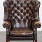 Grote En Stijlvolle, Donkerbruine Rundleren Chesterfield Oorfauteuil In Engelse Stijl thumbnail 9