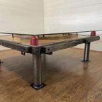 Unieke Industriële Tafel Uit Houten Mal Met Negatief Treinwiel thumbnail 9