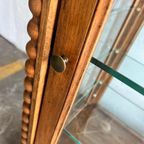 Vintage Houten Vitrinekast Met Bobbin Accent : 4 Zijdes Glas thumbnail 9