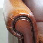 Karaktervolle Schapenleren Oorfauteuil Met Een Donkere Warme Kleurstelling En Een Prachtig Patina thumbnail 11