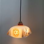 Antieke Opaline 'Zakdoek' Art Deco Lamp Met Tafelreel Van Molen En Decoratief Figuur Op Elke Zijde. thumbnail 4