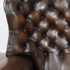 Grote En Stijlvolle, Donkerbruine Rundleren Chesterfield Oorfauteuil In Engelse Stijl thumbnail 11