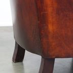 Zeer Luxe Donkerbruine Schapenleren Clubfauteuil Met Een Meer Dan Prachtig Patina thumbnail 13