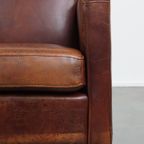 Mooie En Comfortabele Schapenleren Art Deco Design 2 Zits Bank Met Houten Details thumbnail 7
