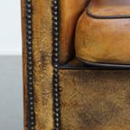 Karaktervolle Vintage Schapenleren Clubfauteuil Met Siernagels En Zwarte Biezen thumbnail 11