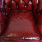 Set Van 2 Rood Gevlamde Rundleren Chesterfield Clubfauteuils En Een Mooie Bijpassende Bijzettafel thumbnail 2
