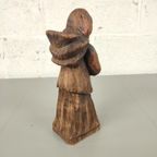 Houten Beeldje Van Een Oude Dame thumbnail 6