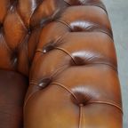Mooie En Complete Set Van Een 2,5 Zits En 2 Zits Bruine Engelse Rundleren Chesterfield Bank thumbnail 25