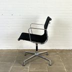 Vitra Ea 108 Zwarte Design Stoel, Ontworpen Door Charles & Ray Eames thumbnail 5