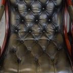 Set Van 2 Tijdloze, Klassieke Groene Rundleren Engelse Chesterfield Fauteuils Met Hout thumbnail 13