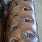 Karakteristieke, Statige Engelse Chesterfield Fauteuil Gemaakt Van Rundleer thumbnail 9