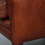 Comfortabele En Karaktervolle Set Van 2 Schapenleren Chesterfield Fauteuils Met Hocker thumbnail 17