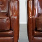 Comfortabele En Karaktervolle Set Van 2 Schapenleren Chesterfield Fauteuils Met Hocker thumbnail 12