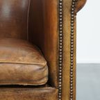 Karaktervolle Vintage Clubfauteuil Van Schapenleer Met Een Afwerking Met Siernagels thumbnail 9