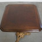 Stijlvolle Antieke Franse Bistro Tafel Met Een Sierlijke Goudkleurige Gietijzeren Poot thumbnail 8