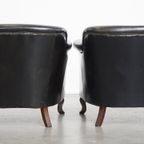 Leuke En Stoere Set Van 2 Zwarte, Generfde, Rundleren Armchairs Met Een Mooie Vormgeving thumbnail 4