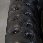 Set Van 2 Ruime Zwarte Rundleren Chesterfield Fauteuils Met Een Sprekend Karakter thumbnail 8