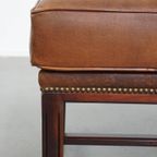 Hocker Gemaakt Van Schapenleer Met Een Houten Frame En Een Afwerking Met Siernagels thumbnail 8