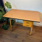 Vintage Houten Bureau Met Formica Tafelblad En Lades thumbnail 5