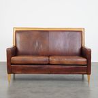 Mooie En Comfortabele Schapenleren Art Deco Design 2 Zits Bank Met Houten Details thumbnail 12