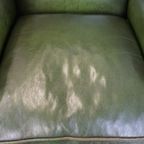 In Goede Staat Verkerende, Klassiek Groene En Gladde Rundleren Engelse Chesterfield Oorfauteuil thumbnail 10