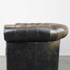 Zwarte 2.5 Zits Rundleren Engelse Chesterfield Bank Met Leuke, Luxe Details thumbnail 11