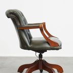 Tijdloze Groene Rundleren Chesterfield Bureaustoel In Engelse Stijl Op Wieltjes thumbnail 3
