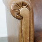 Charmante En Comfortabele Rundleren Clubfauteuil In Een Mooie Lichte Cognac Kleur thumbnail 11