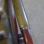 Leuke Groene Rundleren Chesterfield Fauteuil Met Een Sierlijke Vormgeving En Gecombineerd Met Hou thumbnail 9