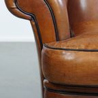 Sierlijke Schapenleren Oorfauteuil Met Zwarte Biezen En Klassieke Vormen thumbnail 10