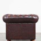 Karaktervolle Donkerrode Engelse Rundleren Chesterfield Fauteuil Met Een Comfortabele Zit thumbnail 5