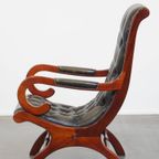 Elegante Groene Rundleren Engelse Chesterfield Fauteuil Met Een Sierlijke Afwerking Met Hout thumbnail 4