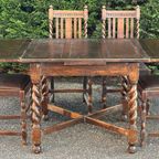 A 1920S Oak Draw-Leaf Dining Table, On Barley-Twist Legs  And 4 Stoelen thumbnail 5