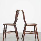 Elegante Set Van 2 Antieke Engelse Stoeltjes Met Mooi Houtwerk En Warme Kleuren thumbnail 5