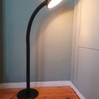 Grote 70's Zwarte Leeslamp / Staande Lamp Met Opengewerkte Kap. thumbnail 9