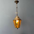 Hoekige Messing Lantaarn Hanglamp Met Geel Glas thumbnail 3