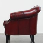 Set Van Een Rode Rundleren Chesterfield Clubfauteuil En Een Bijpassende Bijzet/ Salontafel thumbnail 15