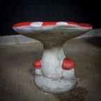 Betonnen Paddenstoelen Stoelen Geschilderd – Rood Met Witte Stippen thumbnail 9