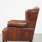Stijlvolle Vintage, Luxe Schapenleren Oorfauteuil Met Een Rood Corduroy Zitkussen thumbnail 6