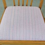 Leuke Set Van 2 Vintage Jaren '70 Eetkamerstoelen Met Gespijlde Rugleuning En Stoffen Zitting thumbnail 6