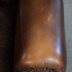 Donkerbruine, Sierlijke Rundleren Chesterfield Oorfauteuil In Een Klassieke Engelse Stijl thumbnail 7