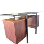 Vintage Houten Bureau Met Zwevend Blad En Zwart Frame thumbnail 3