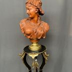 Terracotta Buste Van Een Meisje. thumbnail 2