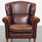 Karaktervolle Schapenleren Oorfauteuil Met Een Donkere Warme Kleurstelling En Een Prachtig Patina thumbnail 3